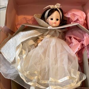 Madame Alexander Snow White Doll in box bottom. 12 inches